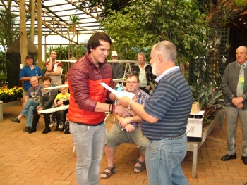 Japie Nel (Japie & Noele) receives his awards from Mike Davies