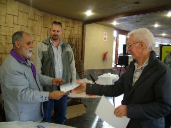 Mike Davies (L) congratulates Clarence Marks (R), Best Novice on Show, while Ian Nel looks on.