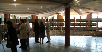 The staging was placed in a circle after judging with the birds on one side and grouped per exhibitor